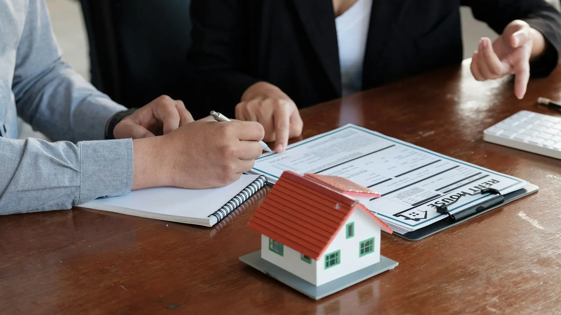 Exakte Immobilienbewertung basierend auf aktuellen Marktanalysen Berater und Kunden bei Marktwertanalyse