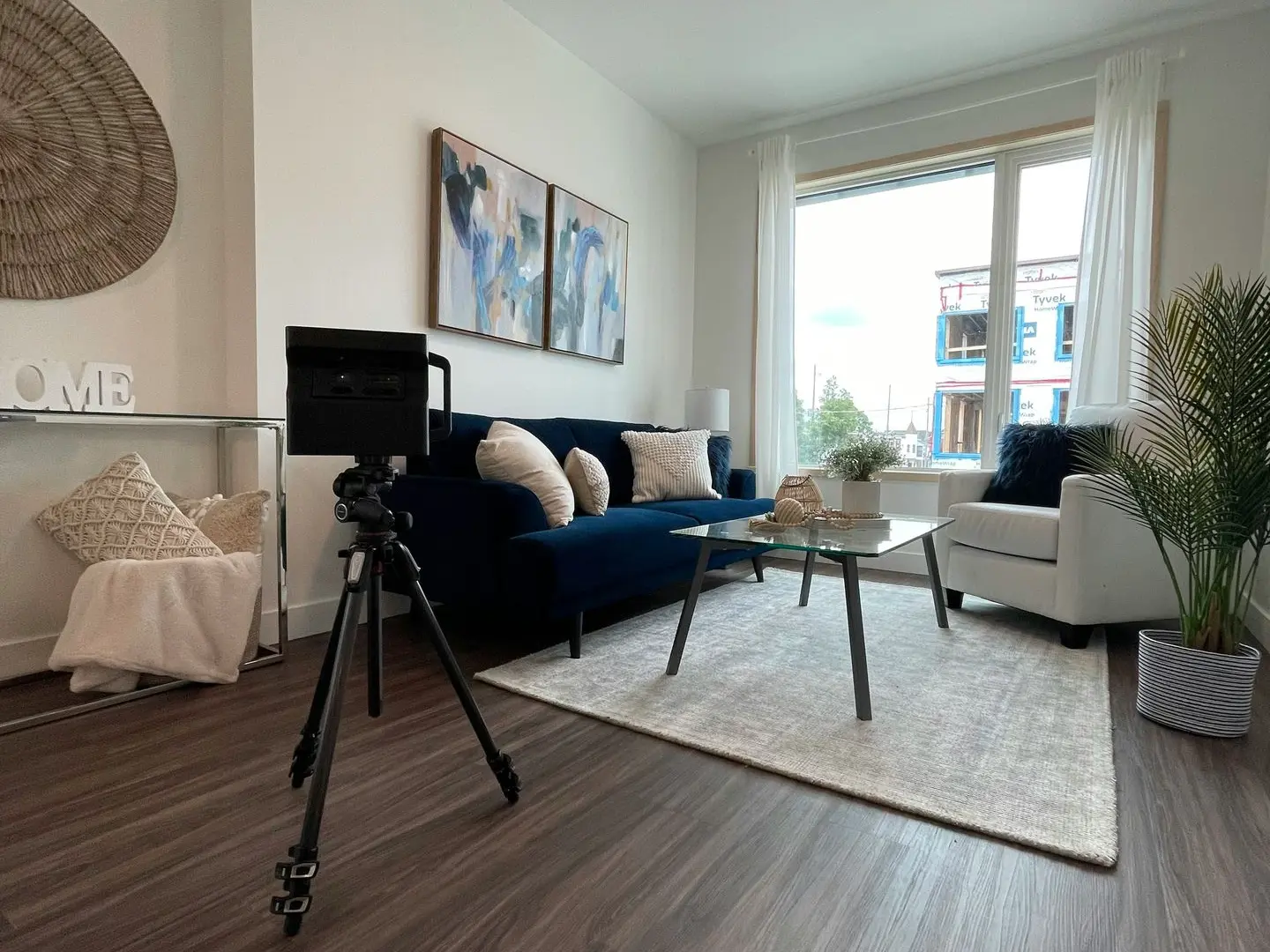 360-Grad-Aufnahmen und hochwertige Immobilienfotos für perfekte Objektpräsentation Professionelle Immobilienfotografie mit Stativkamera im Wohnzimmer
