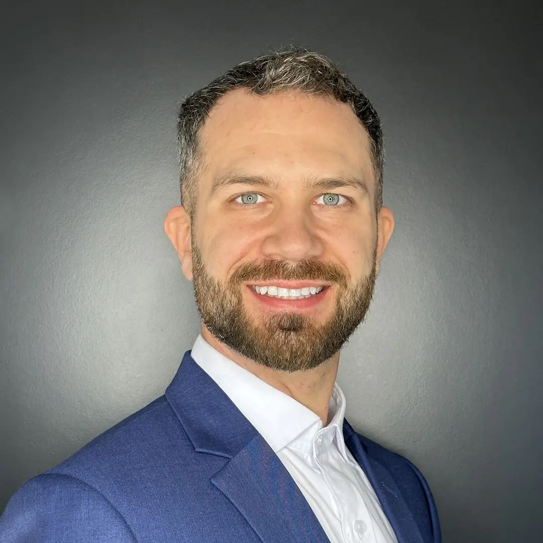Dominic Meyer – Ihr Ansprechpartner für individuelle Immobilienlösungen mit Weitblick Geschäftsführer von IMMO meyer mit Fokus auf Qualität und Kundenerfolg