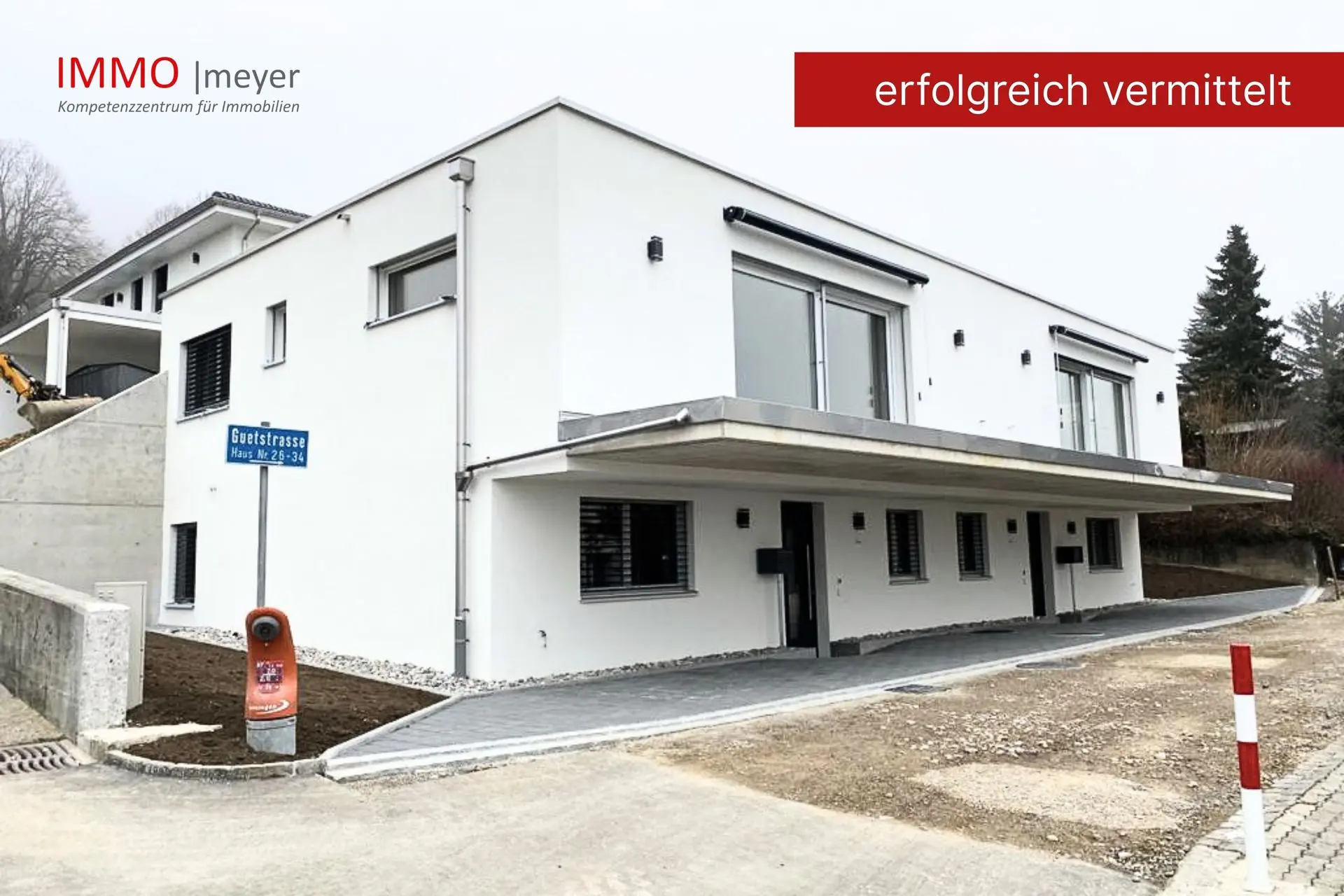Modernes Wohnhaus mit Balkonen und Stellplätzen