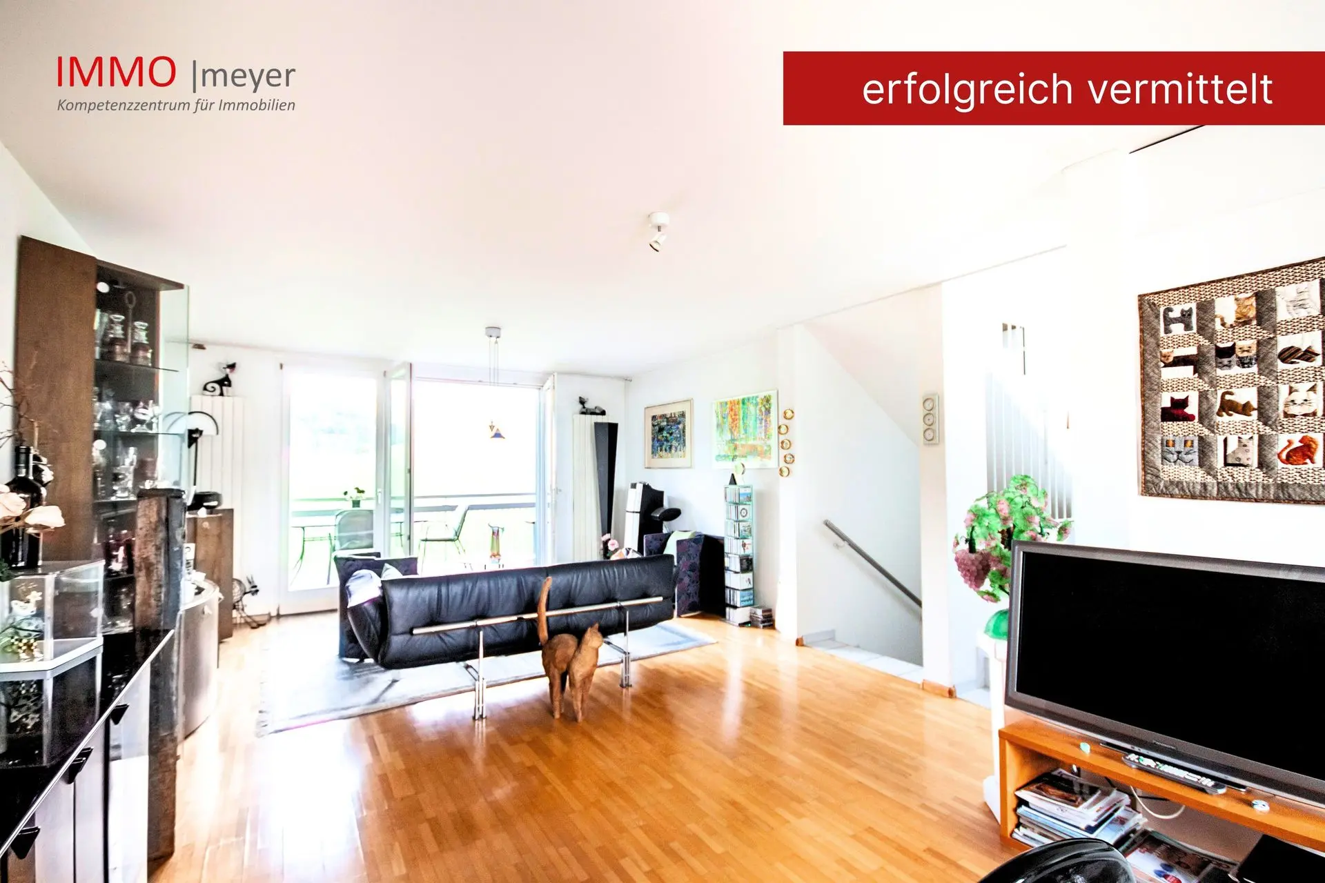 Helles Wohnzimmer mit Balkonzugang und Parkett