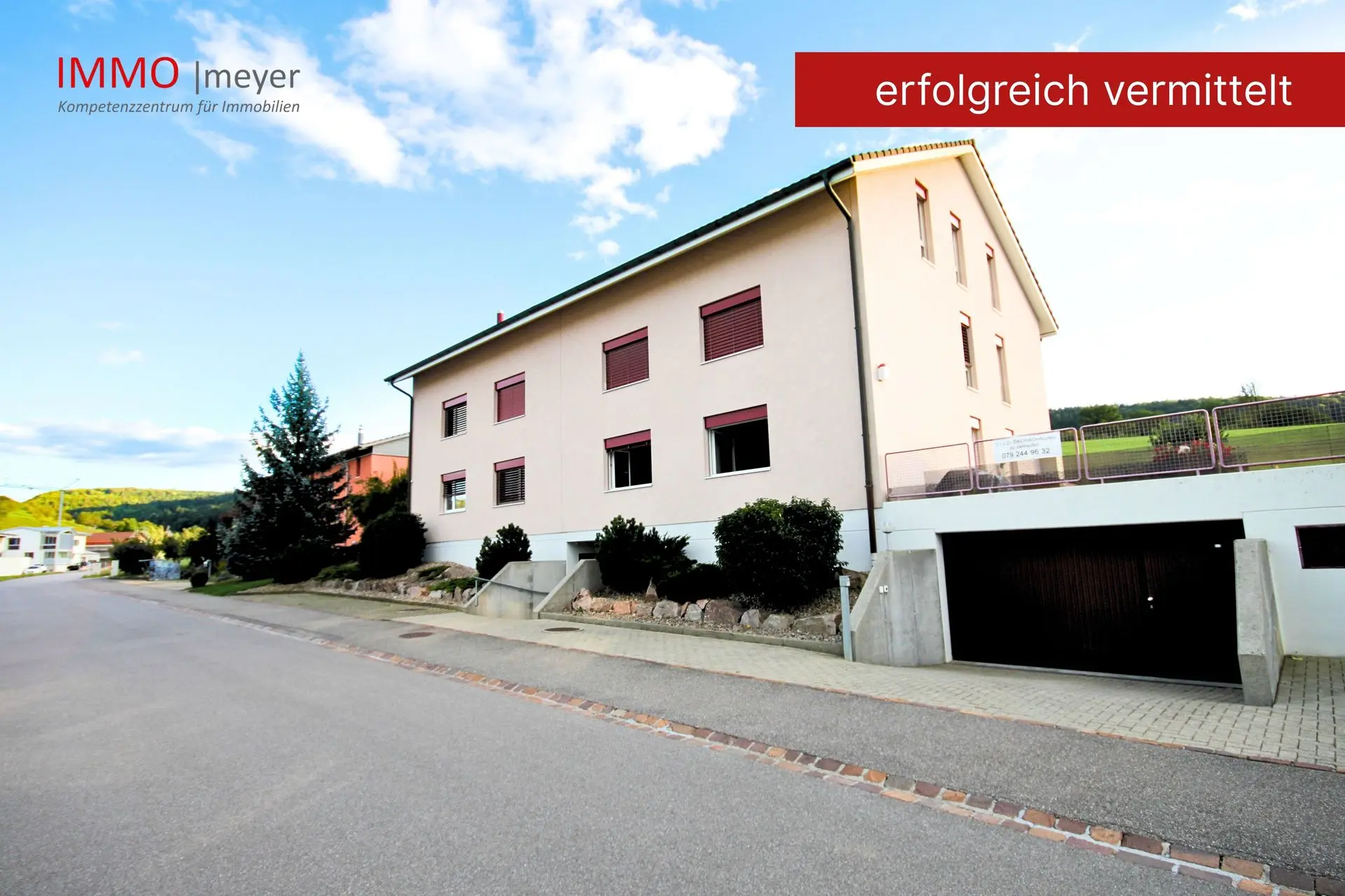 Zweigeschossiges Wohnhaus mit Doppelgarage und Auffahrt