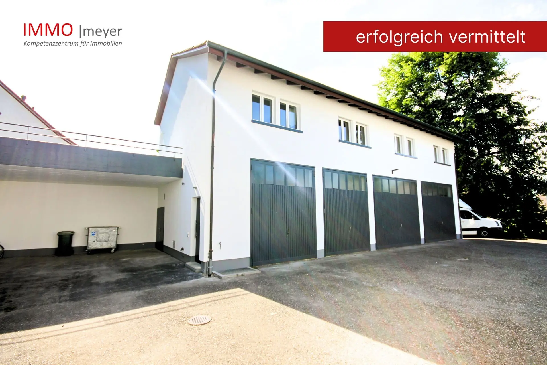 Wohnhaus mit Mehrfachgarage