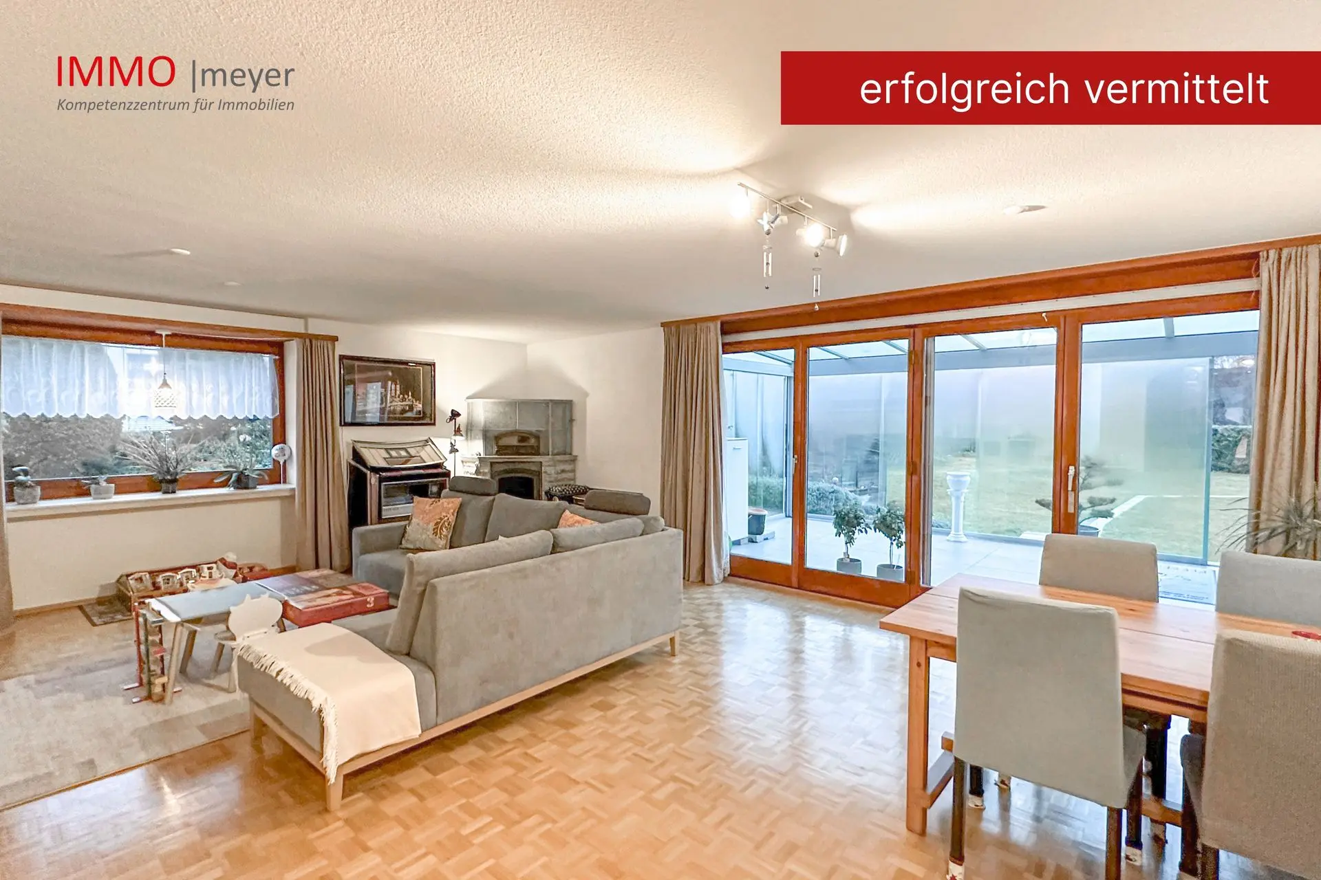 Wohnzimmer mit Sofaecke und großem Esstisch
