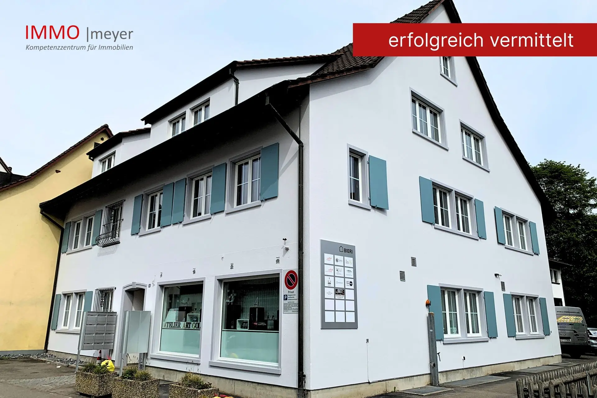 Eckhaus mit Ladengeschäft und Fensterläden