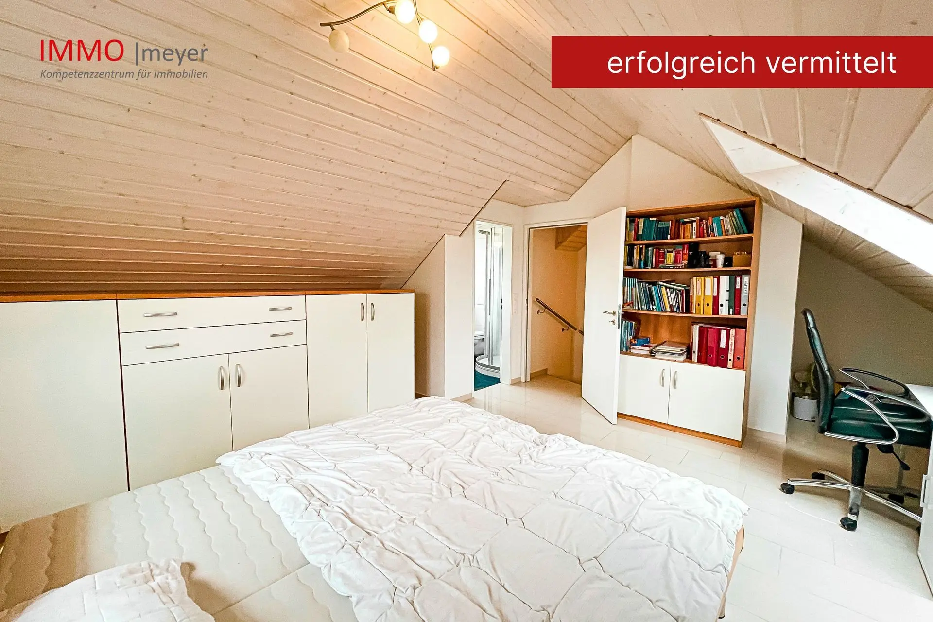 Dachzimmer mit Doppelbett und Einbauschränken