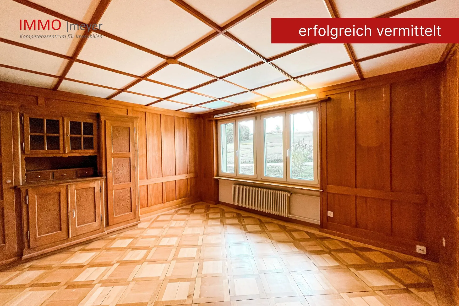 Helles Zimmer mit Holzdecke und Holzwänden