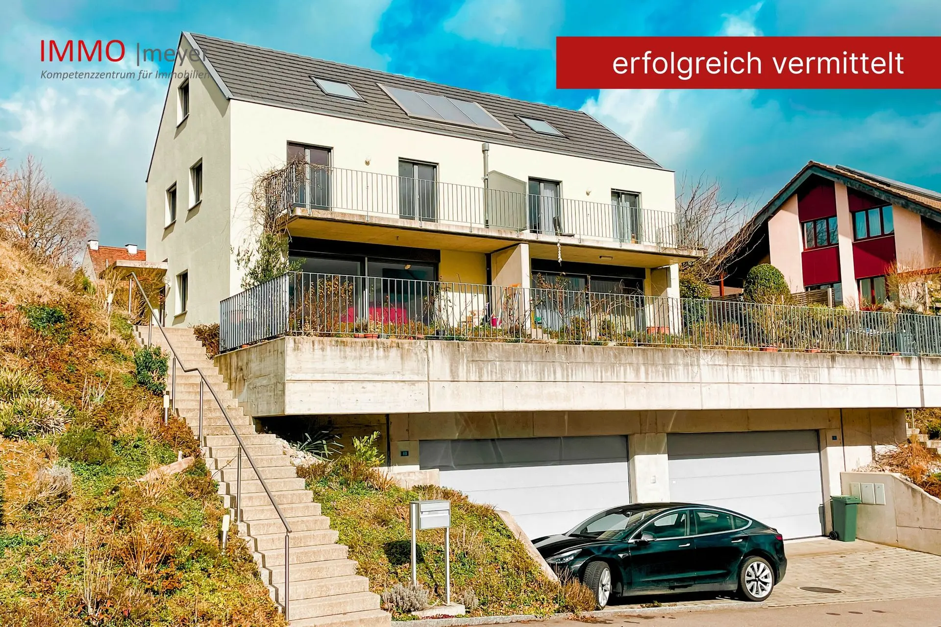 Modernes Wohnhaus mit Garage und Treppenaufgang
