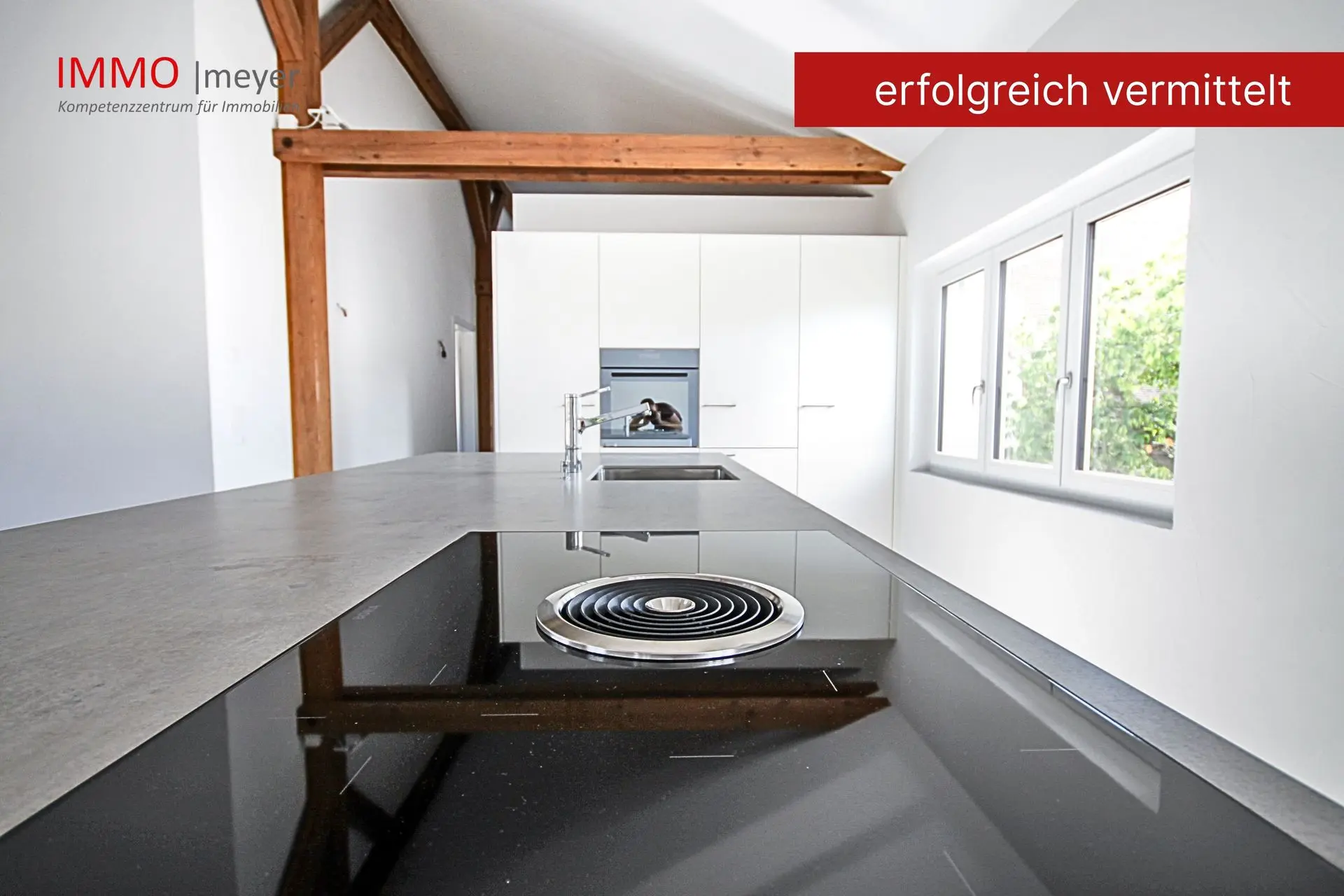 Küchenzeile mit Einbaugeräten und Holzdecke