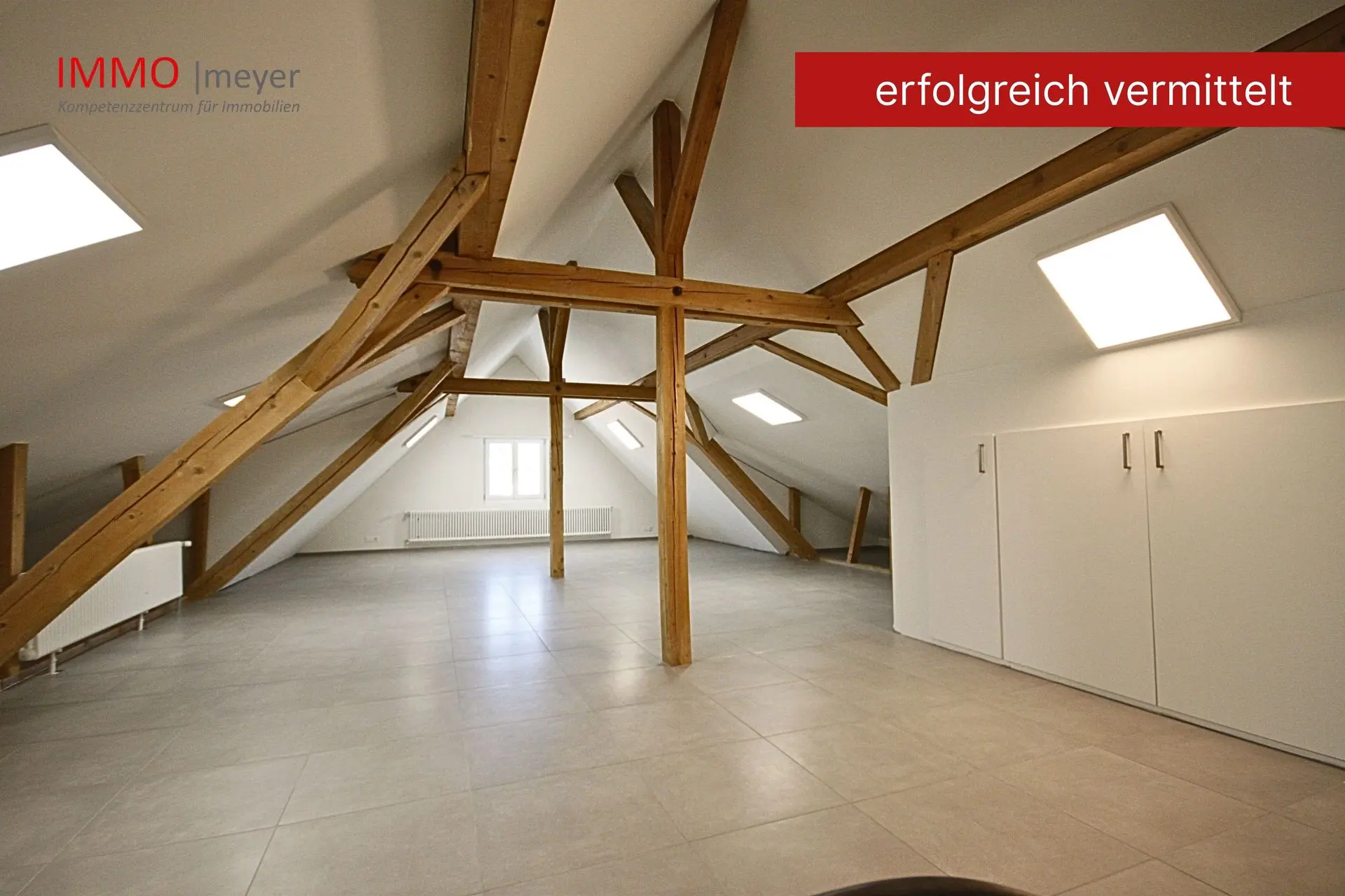Dachgeschoss mit Einbauschränken und Fensterfront