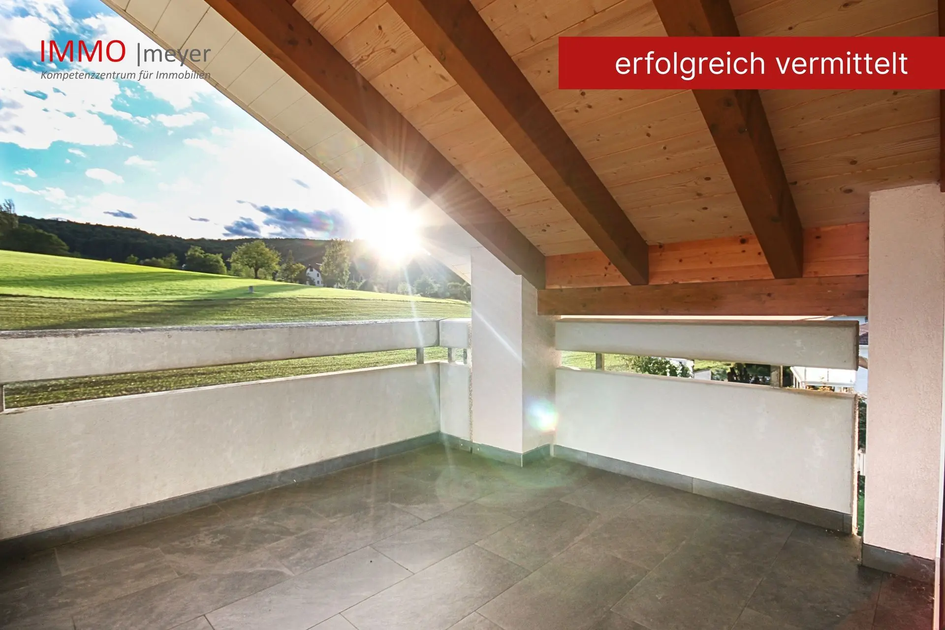 Terrasse mit Fliesenboden und schöner Aussicht