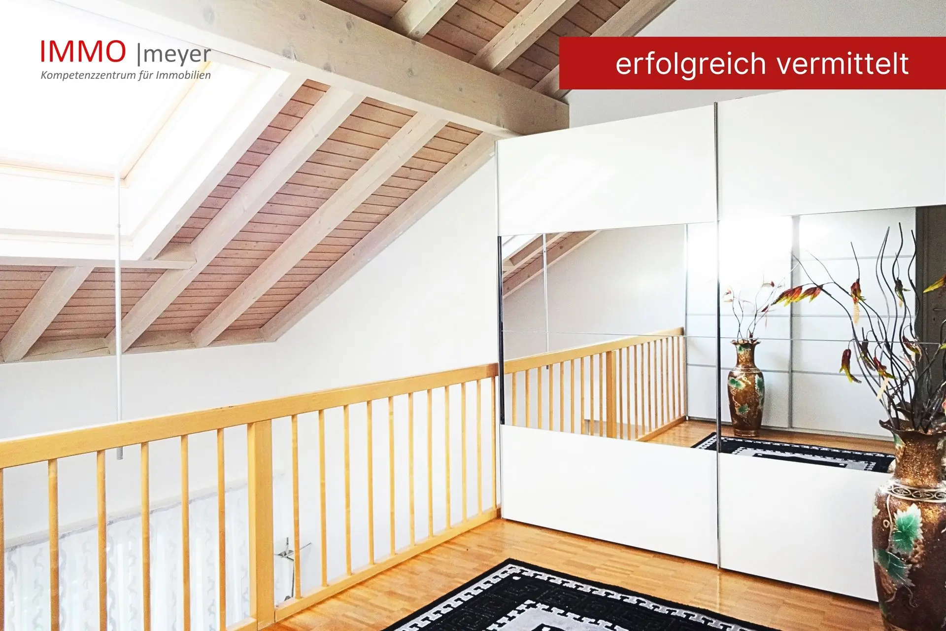 Heller Flurbereich mit Spiegel und Geländer
