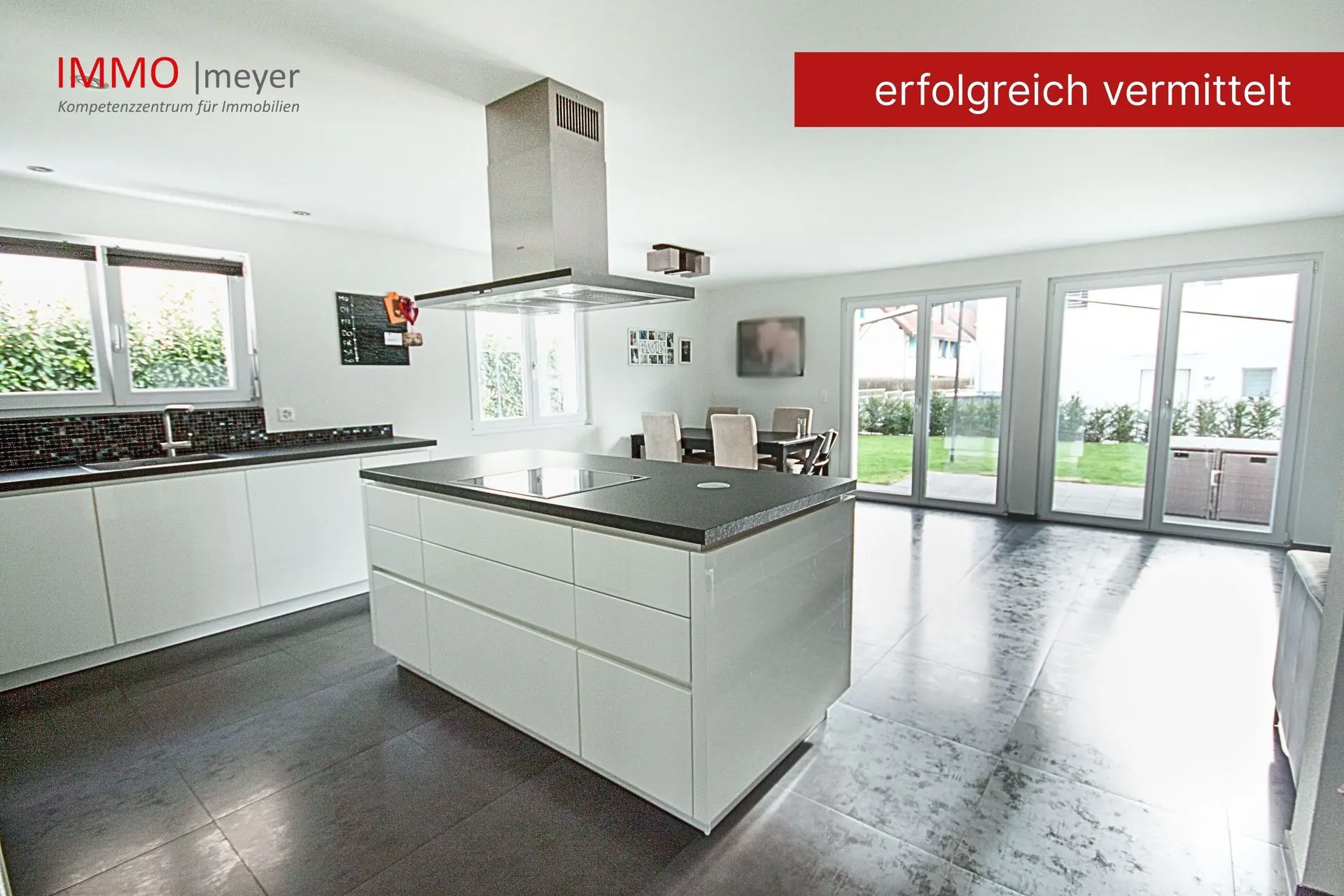 Moderne Designküche mit Kochinsel