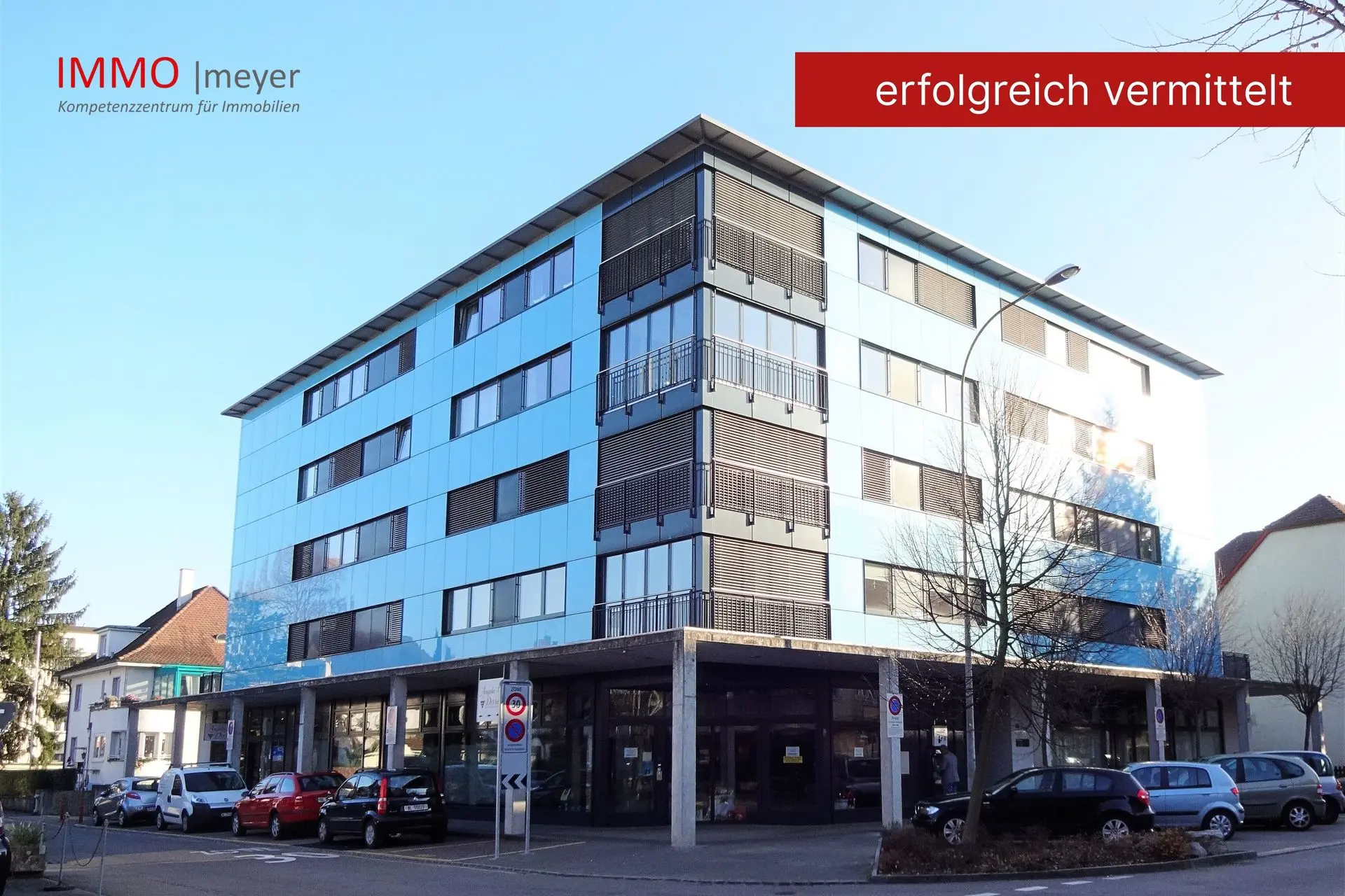 Mehrgeschossiges Gebäude mit Glasfassade