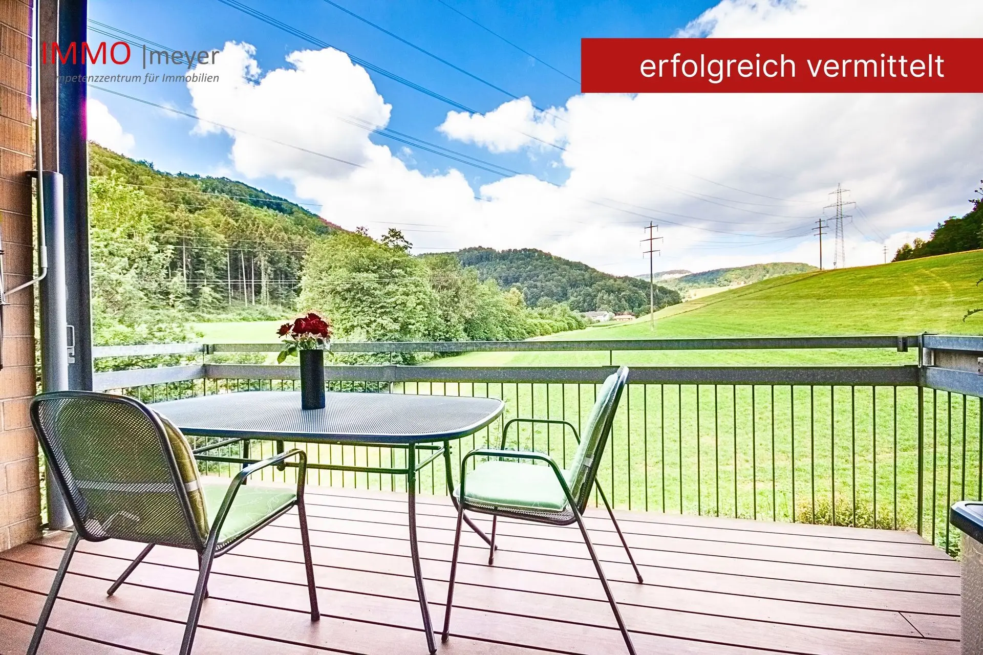 Balkon mit Tisch und Stühlen, Aussicht auf Berge