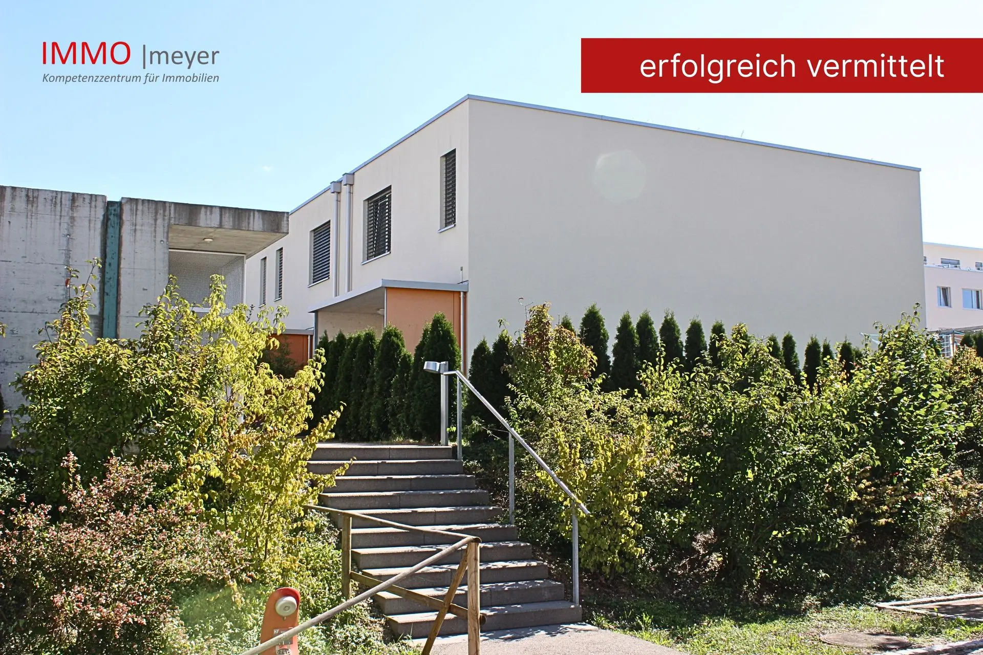 Reihenhaus mit Vorgarten und Treppenstufen zum Eingang
