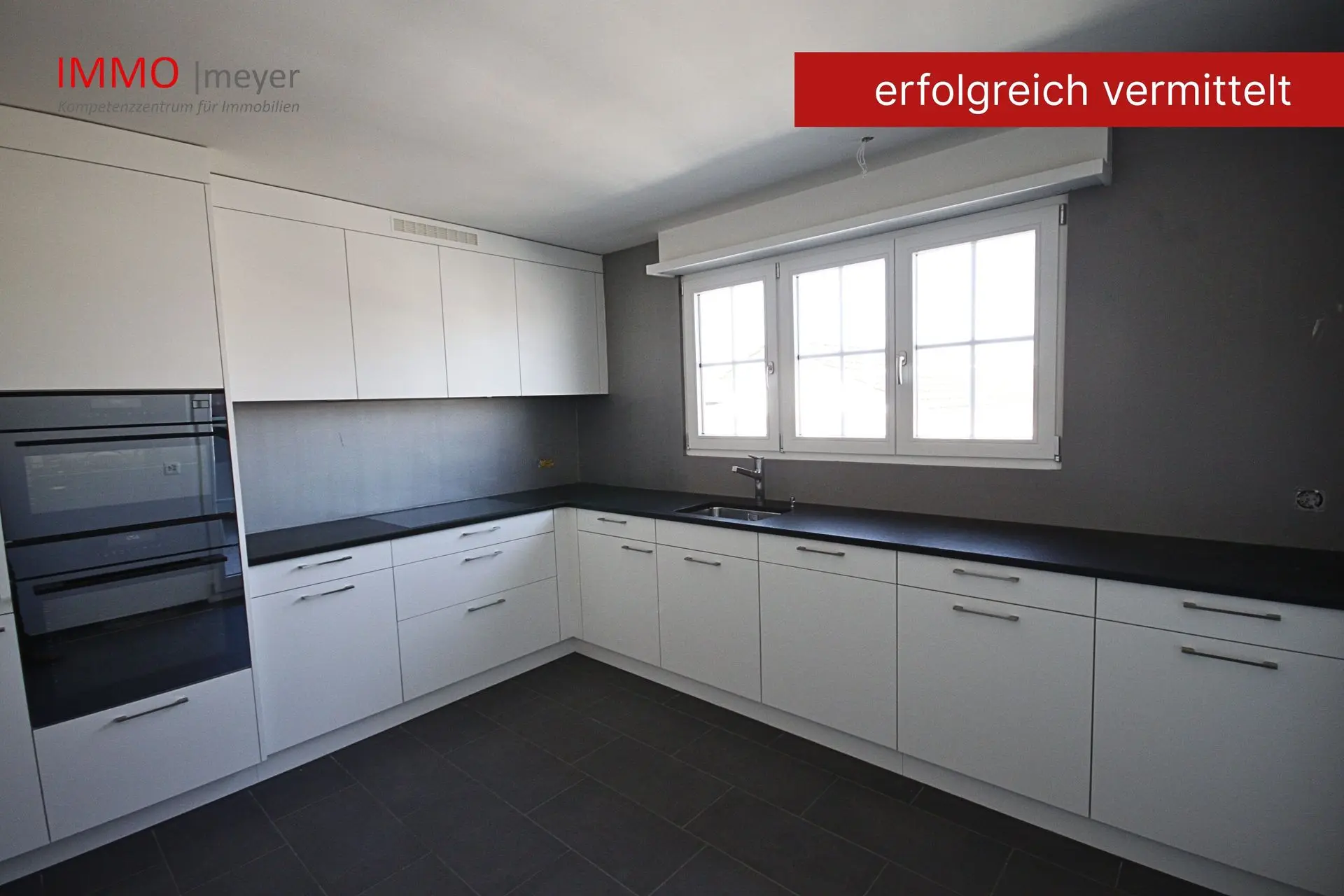 Moderne Einbauküche mit viel Stauraum